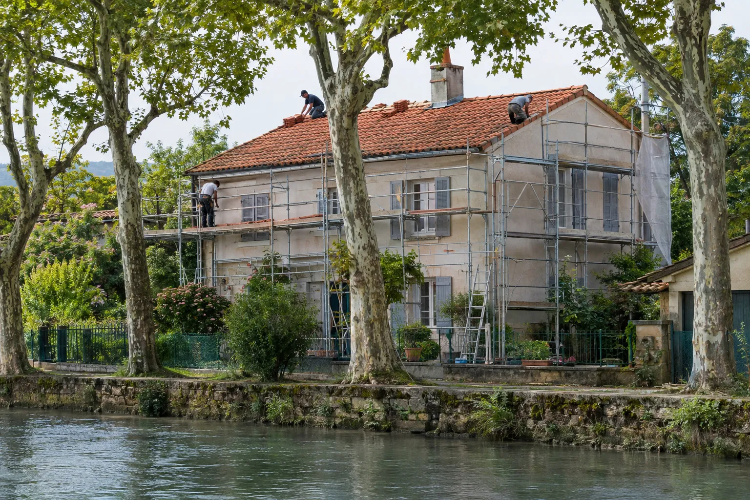 Maisons de village et pavillons à toits de tuiles dans une rue de La Penne-sur-Huveaune