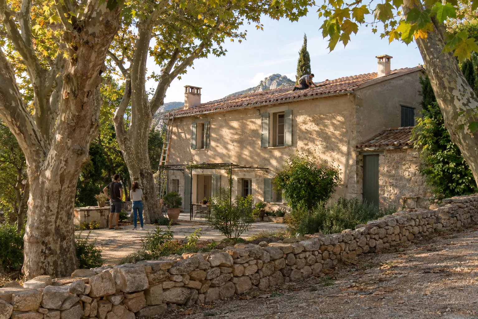 Bastide aubagnaise avec une toiture de tuiles canal tout juste terminée, entre platanes et mur de pierre sèche